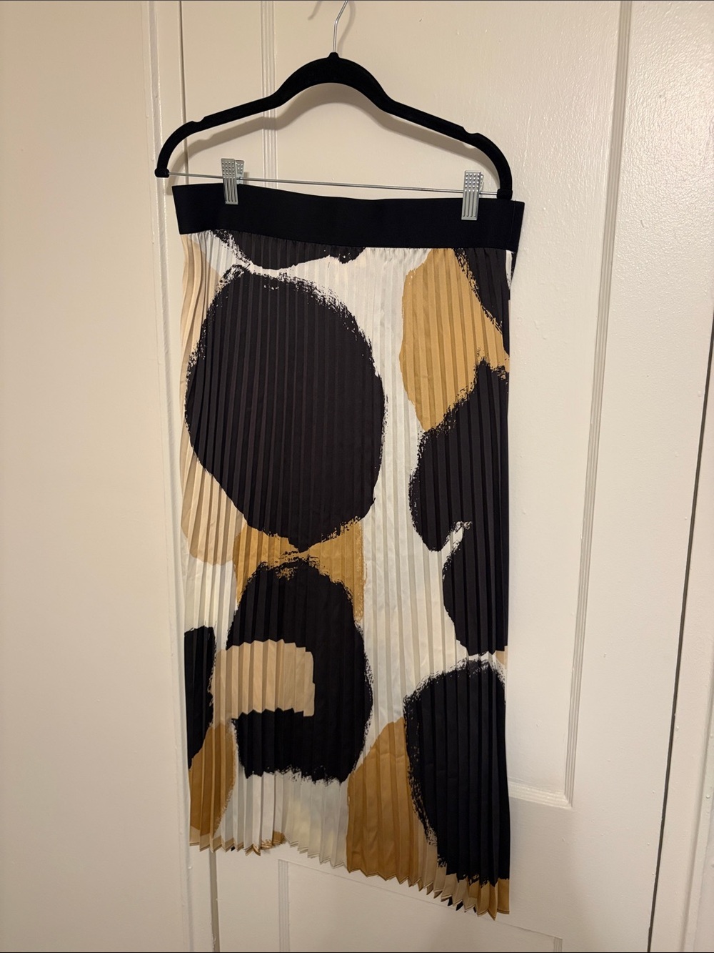Abstract Print Pleated Midi Skirt in Black, White & Tan